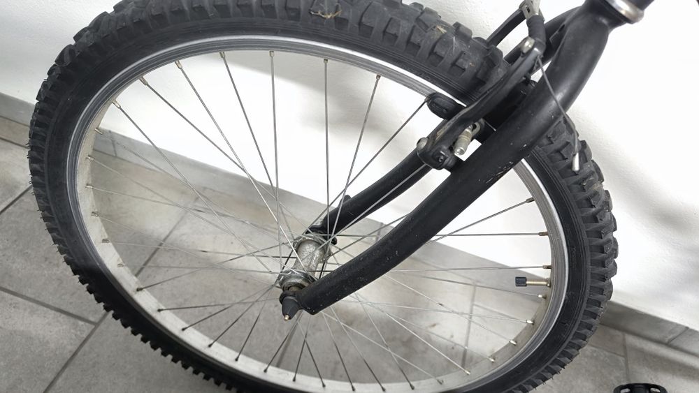 Bicicleta preta e amarela