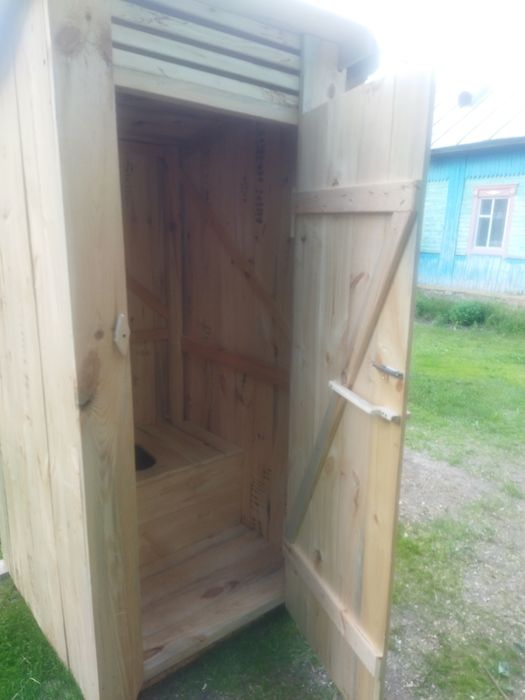 Дачный туалет из сухостоя.