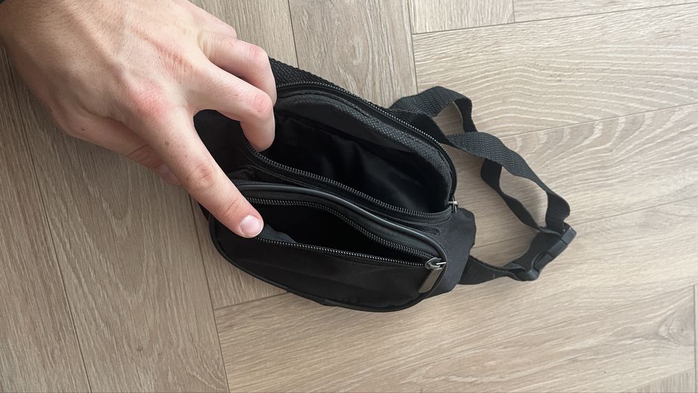 Mała czarna saszetka nerka klasyczna unisex