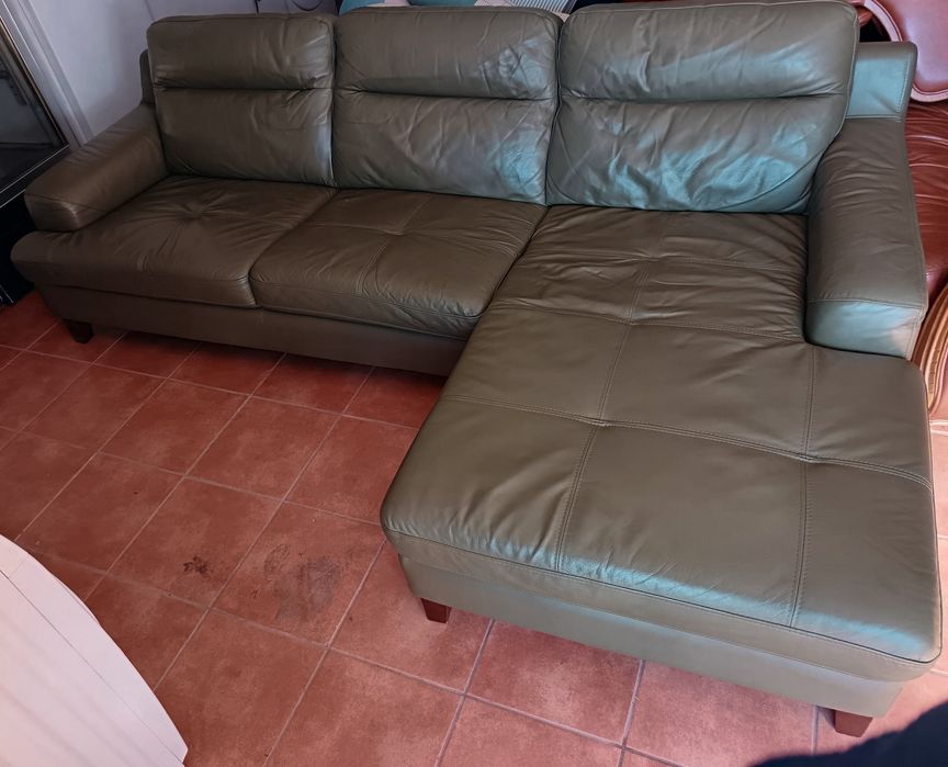 Sofá chaise long em couro verde