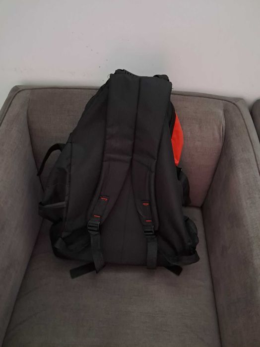Mochila preta/vermelha para viagem