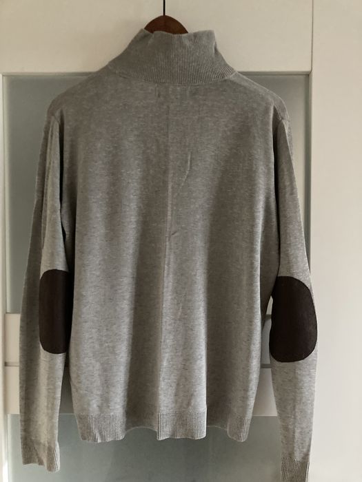 Sweter z rozpieciem pod szyja