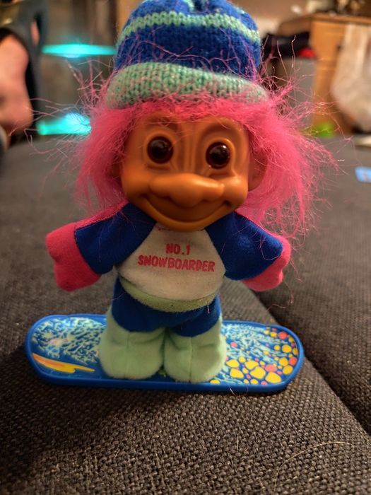 Troll Snowboardziista, z  lat 90-tych w stroju snowboardzisty
