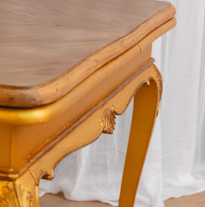 Mesa Or Nouveau Dourada com quatro cadeiras