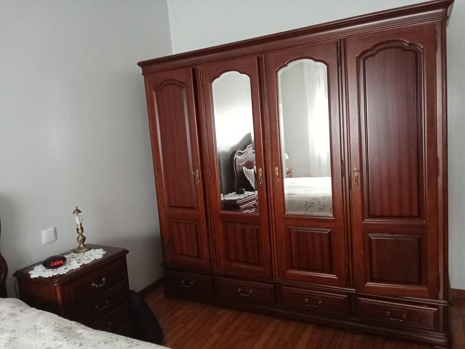 Mobilia em madeira maciça mogno sapel