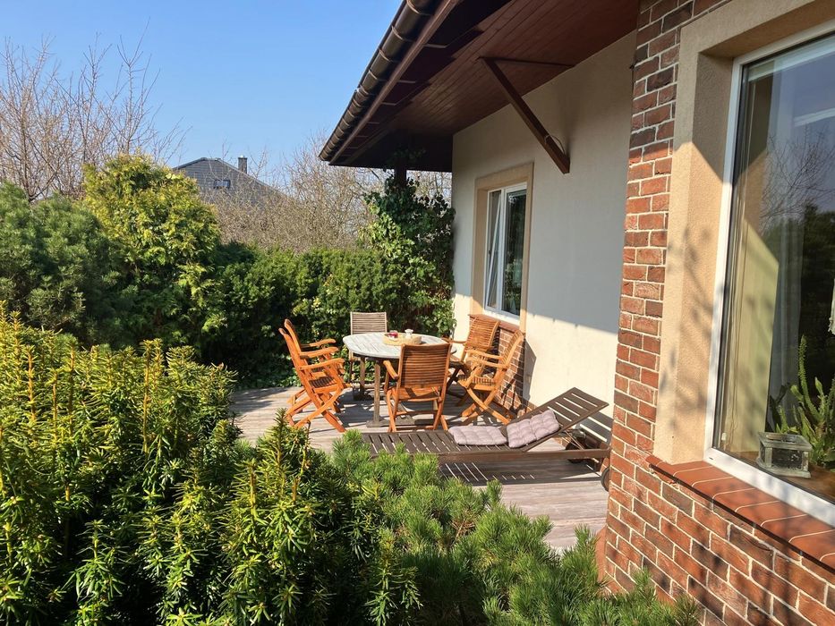 Dom z tarasem i ogrodem