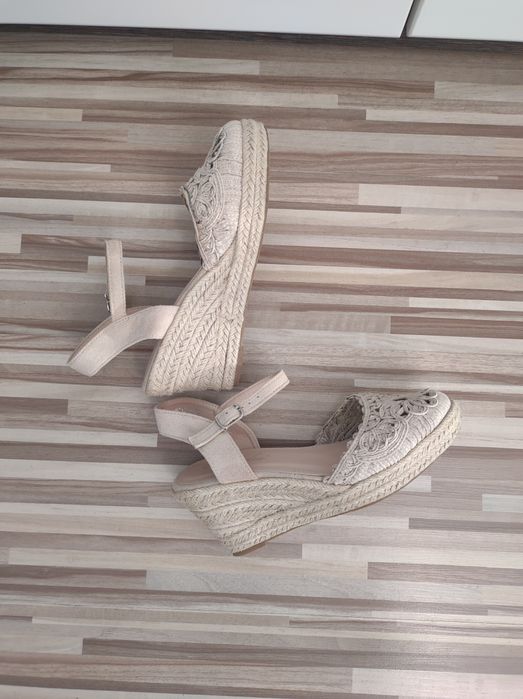 Buty na koturnie