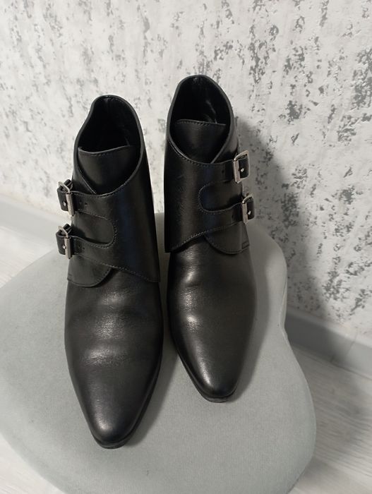 Черевики Saint Laurent.