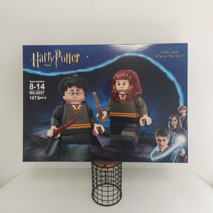 Конструктор Harry Potter 1673 деталей Гаррі та Герміона в Масштабі!