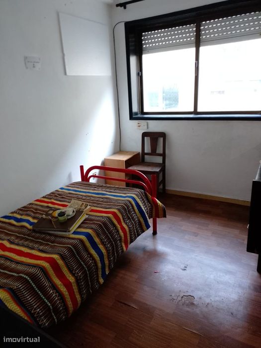 Apartamento T4+1 em Rés-do-chão — Bom estado.