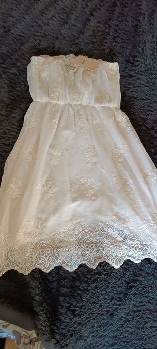 Vestido branco bordado sem alças