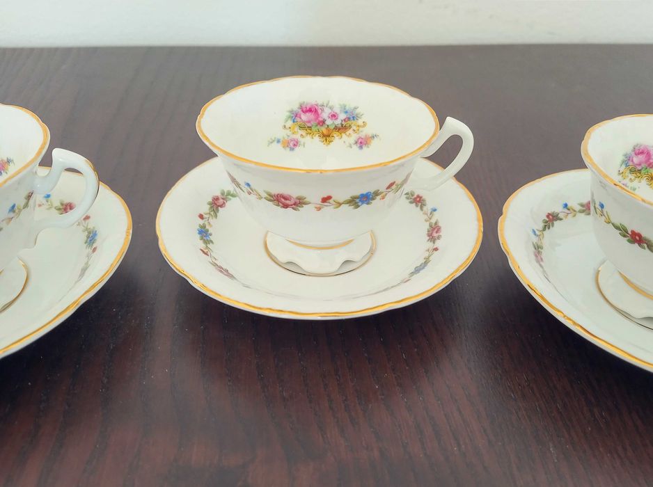 Seis chávenas de café da Vista Alegre com os respetivos pires