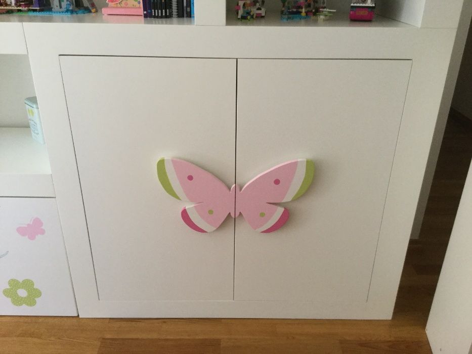 Móvel estante e de arrumação para quarto de menina
