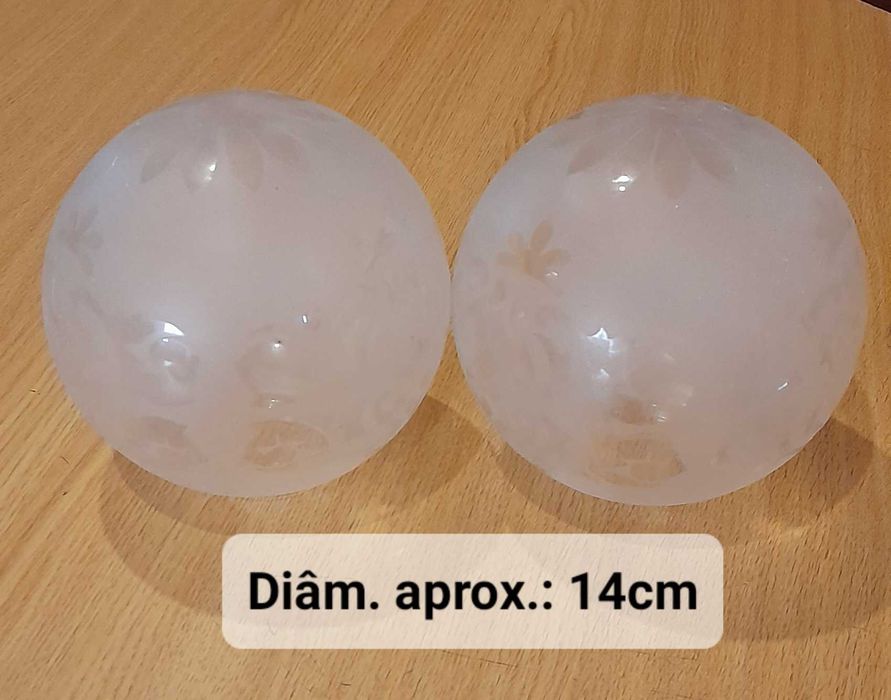 Globos (2) para candeeiro em vidro branco gravado a fosco