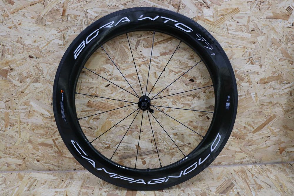 Bicicleta Roda carbono frontal Campagnolo Bora WTO 77