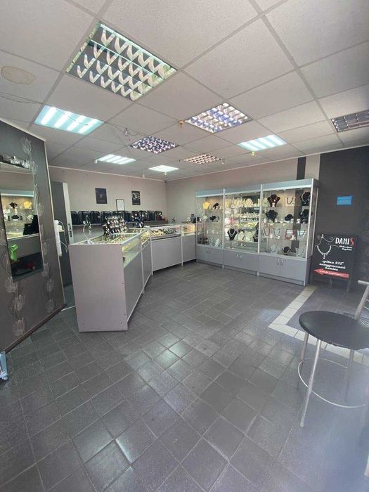 Прилавки і шкафи з ювелірного магазину