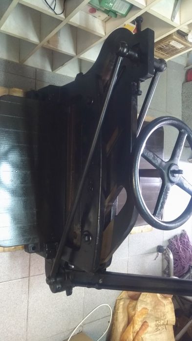 Guilhotina Krausa Antiga  a trabalhar manual com mais um século