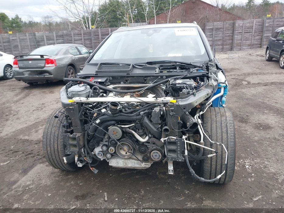 Audi q8 в дорозі на ходу