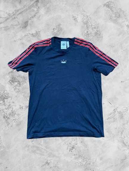 Футболка Adidas.