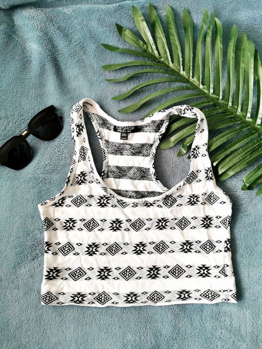 Biały crop top w azteckie wzory krótka koszulka ramiączka bokserka
