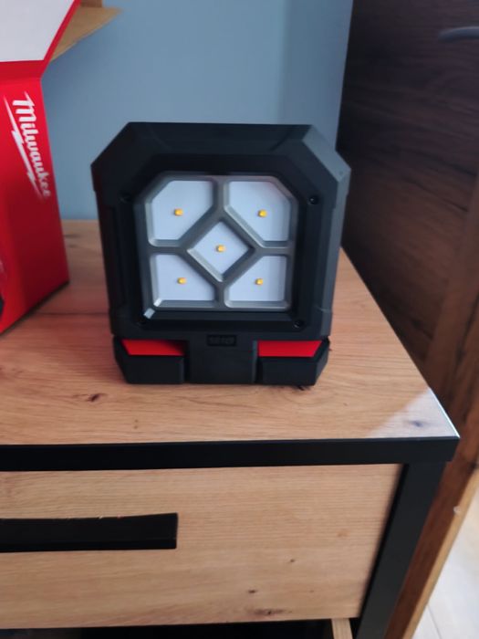 Lampa Milwaukee Nowa beż baterii