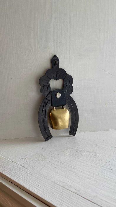 Декоративный настенный колокольчик в металлическом креплении.