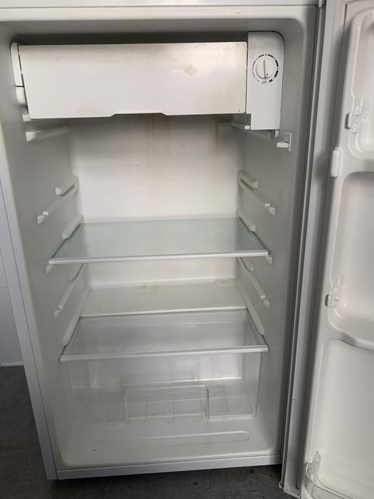 Small Fridge with frizzer Venteira • OLX Portugal