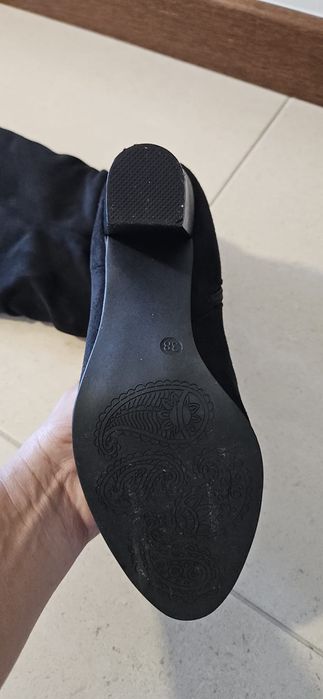 2 botas uma de 39 a outra 38