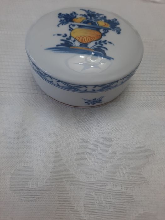 Pequena caixinha porcelana vista alegre