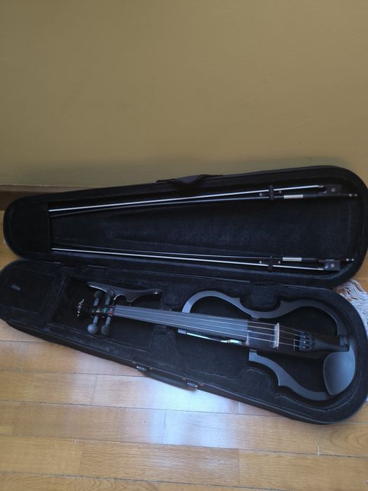 Violino Elétrico Harley Benton HBV-990BK 4/4 + Arco Hofner Carbono + Extras