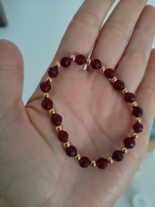 Bransoletka na gumce granat 6mm