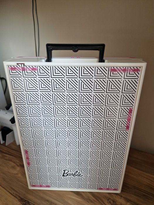 Sprzedam szafę barbie, akcesoria i lalki.