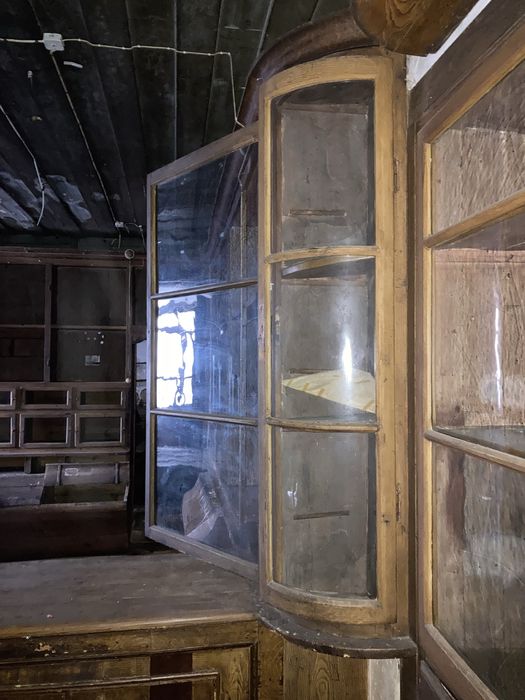 Armários, balcão,vitrines, gavetas e tulhas em madeira, de loja antiga