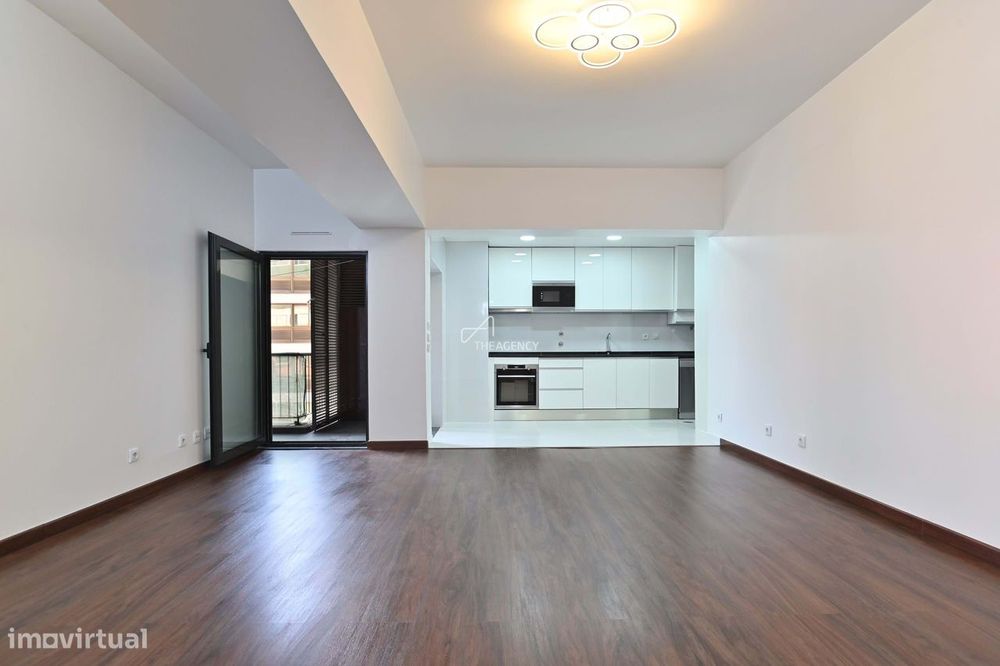 Apartamento T3 Renovado com Varanda e Garagem no Centro da Cidade