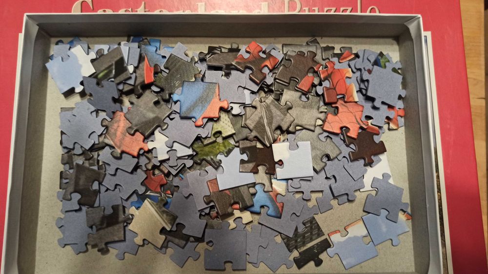 Puzzle - zestaw trzech puzzli.