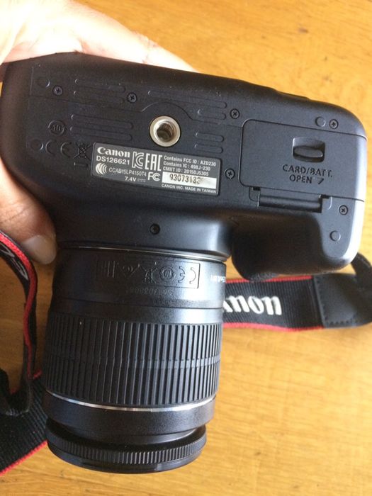 Canon 1300D com lente 18-55 mm, carregador e bolsa