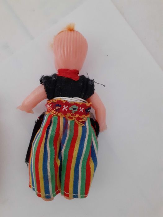3 bonecas, em miniatura muito antigas com mais de 100 anos .