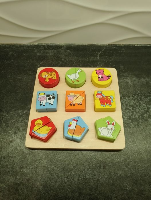 Drewniane kształty i klocki.