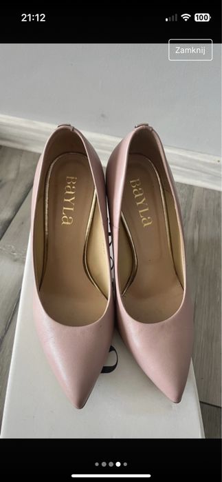 Pudrowo różowe buty skórzane firmy Bayla.
