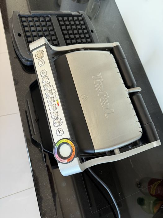 Grill elektryczny OptiGrill Tefal z dodatkowymi plytami na gofry