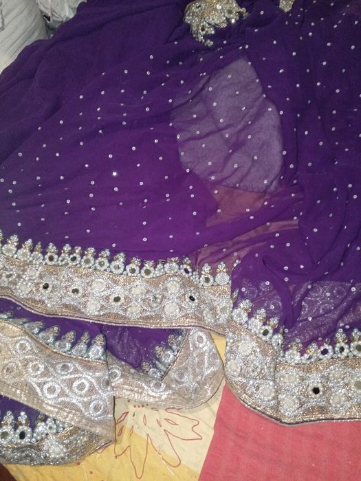 Фиолетовое расшитое сари без чоли