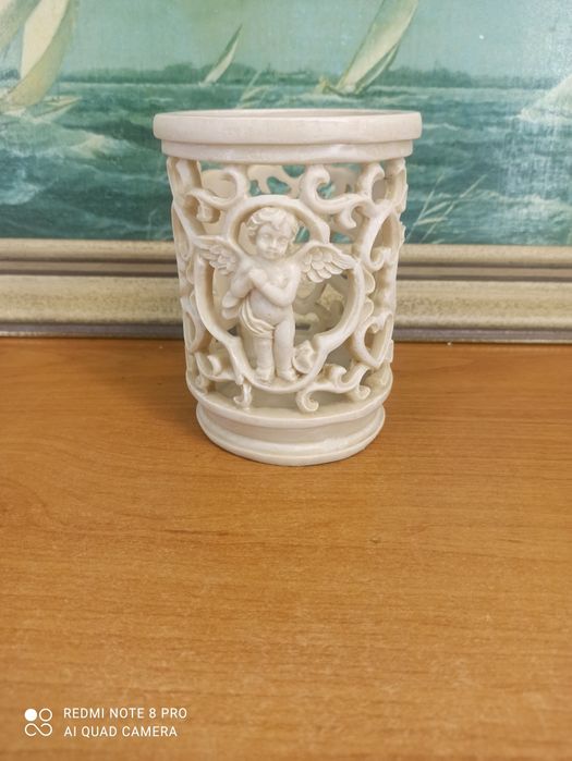 Alabastrowy świecznik / osłonka z aniołkami – ażurowy