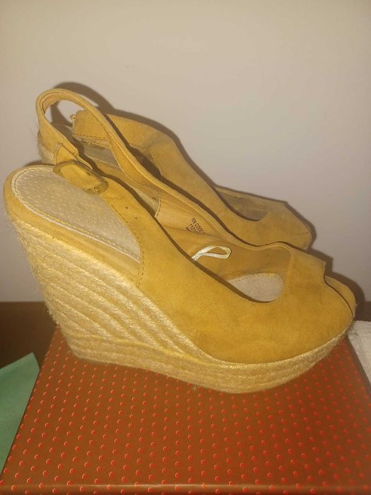 Sandálias de cunha camel