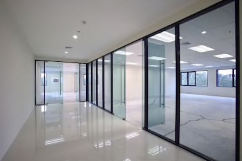 Скляні двері,огорожі, Стеклянные безрамные двери, перегородки, витрины