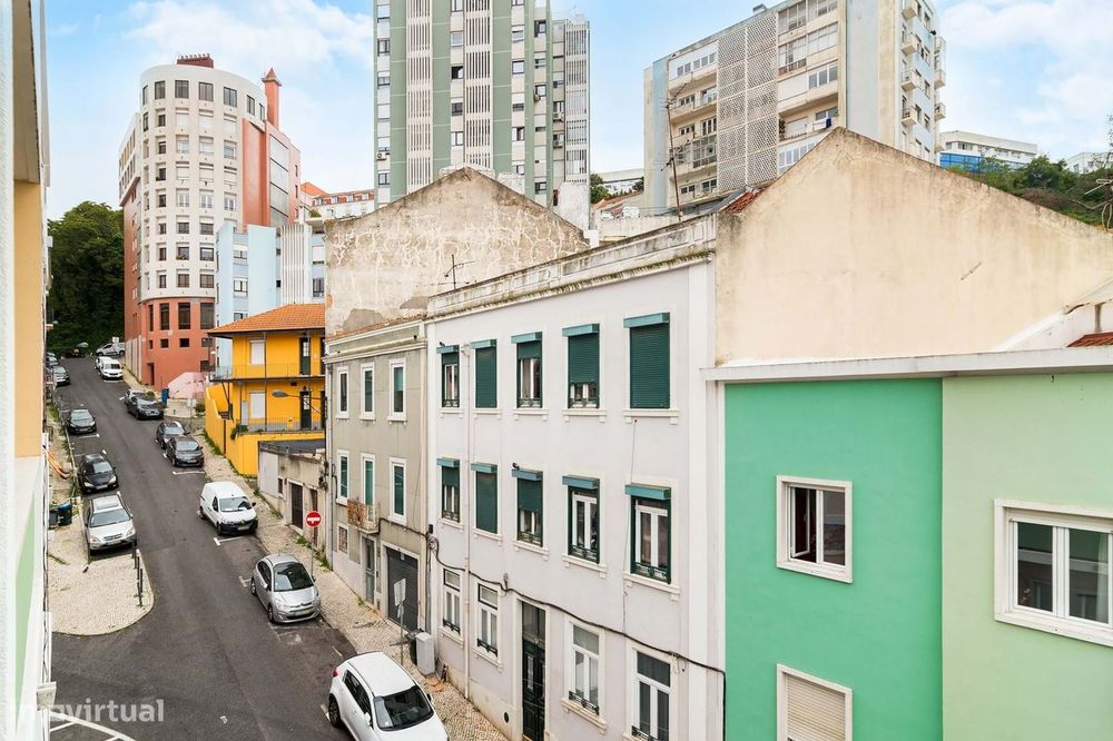 T2 em Arroios com Elevado Potencial | Ideal para Investimento ou Remod