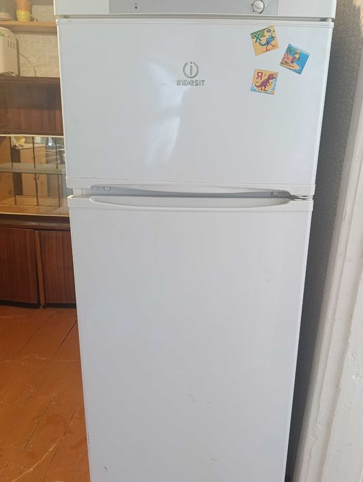 Продам холодильник Indesit в хорошому стані
