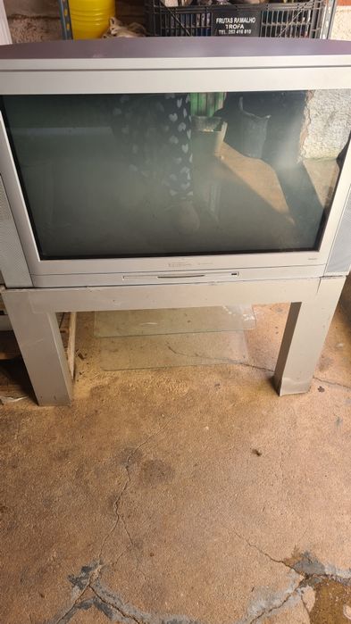 Tv com movel e controlo