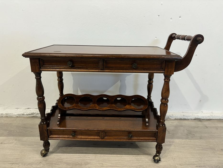 Wyjątkowy barek z półką na butelki