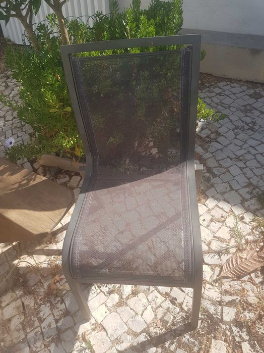 Cadeiras em muitos bom estado