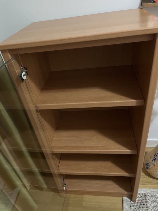 Estante  de madeira carvalho e com porta de vidro.